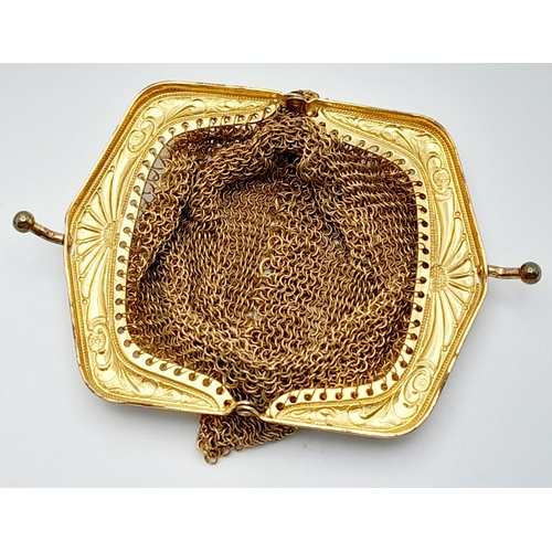 2184 - AN ART DECO LADIES COIN PURSE WITH YELLOW METAL CLASP AND GOLD LAME WOVEN NETTING,   8 X 9cms