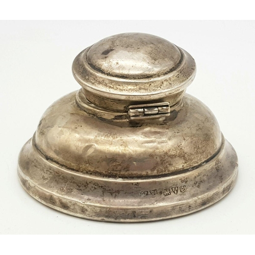 478 - A 1930 Sterling Silver Inkwell - Chester Hallmarks. wood base. 122g.