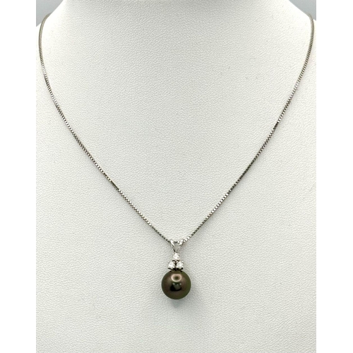 387 - A 14K Grey Pearl Pendant on a 14K Italian Disappearing Necklace. 2cm - pendant. 42cm necklace. 4.3g ... 