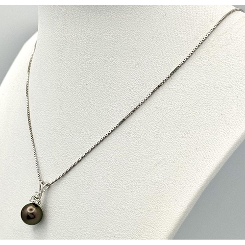 387 - A 14K Grey Pearl Pendant on a 14K Italian Disappearing Necklace. 2cm - pendant. 42cm necklace. 4.3g ... 