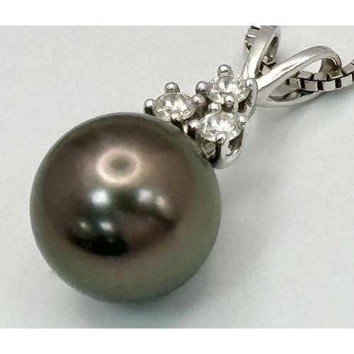 387 - A 14K Grey Pearl Pendant on a 14K Italian Disappearing Necklace. 2cm - pendant. 42cm necklace. 4.3g ... 