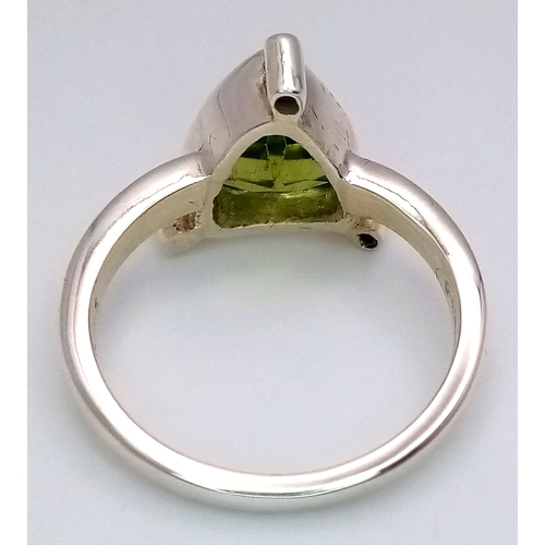 918 - A 925 sterling silver ring featuring a vibrant green peridot stone, size N, with a total weight of 3... 