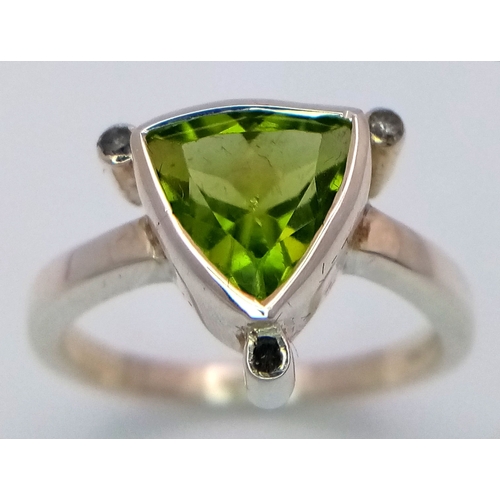 918 - A 925 sterling silver ring featuring a vibrant green peridot stone, size N, with a total weight of 3... 