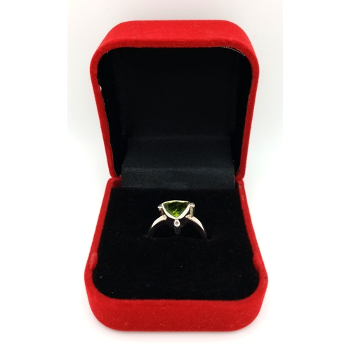 918 - A 925 sterling silver ring featuring a vibrant green peridot stone, size N, with a total weight of 3... 