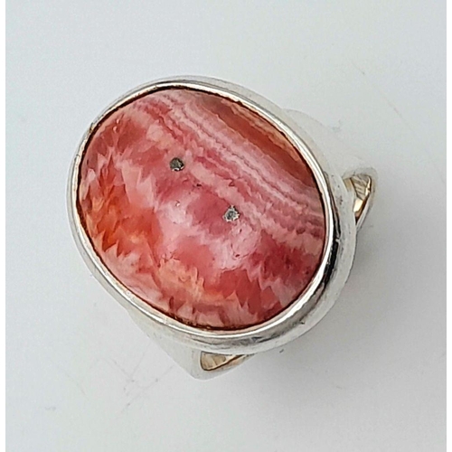 547 - A 925 Sterling and large Agate Cabochon Ring. Size N.