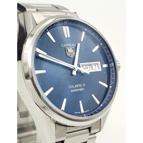 45 - A Tag Heuer Carrera Calibre 5 Automatic Gents Watch. Stainless steel bracelet and case - 42mm. Metal... 