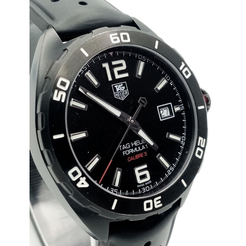 69 - A Tag Heuer Formula Calibre 5 Automatic Gents Watch. Black rubber strap. Steel case - 41mm. Black di... 