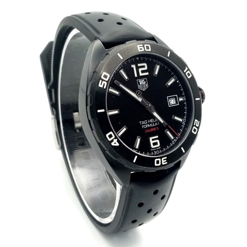 69 - A Tag Heuer Formula Calibre 5 Automatic Gents Watch. Black rubber strap. Steel case - 41mm. Black di... 