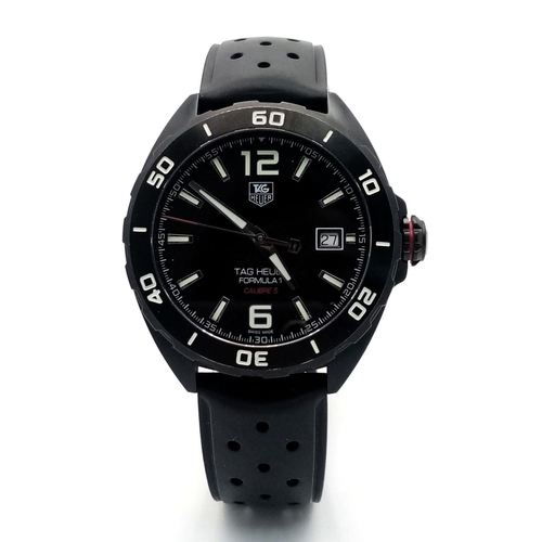 69 - A Tag Heuer Formula Calibre 5 Automatic Gents Watch. Black rubber strap. Steel case - 41mm. Black di... 