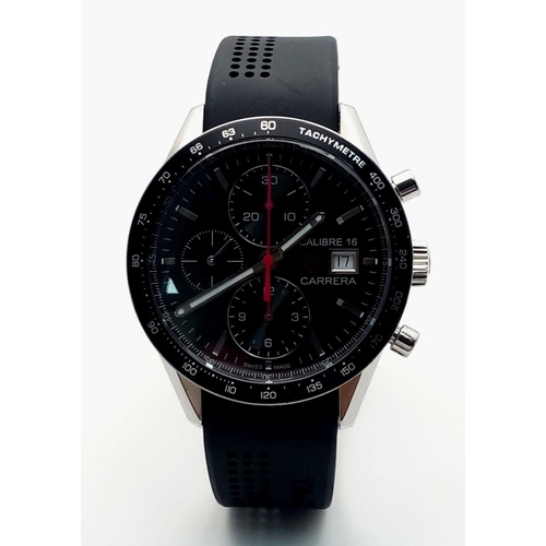 73 - A Tag Heuer Calibre 16 Carrera Automatic Gents Watch. Black rubber strap. Case - 42mm. Black dial wi... 