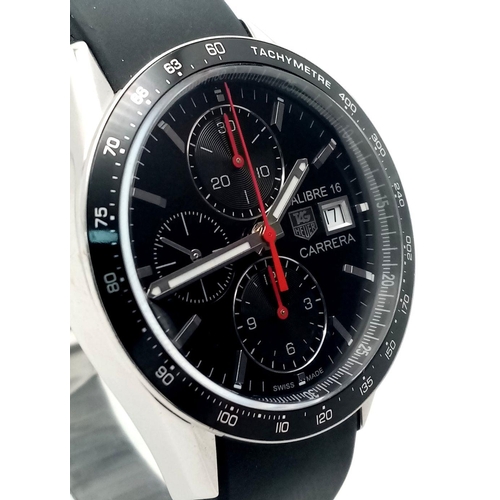 73 - A Tag Heuer Calibre 16 Carrera Automatic Gents Watch. Black rubber strap. Case - 42mm. Black dial wi... 