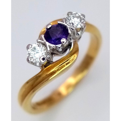 81 - AN 18K YELLOW GOLD DIAMOND & AMETHYST 3 STONE RING 0.20CT 3.1G TOTAL WEIGHT, SIZE I 1/2. Ref: SC 807... 