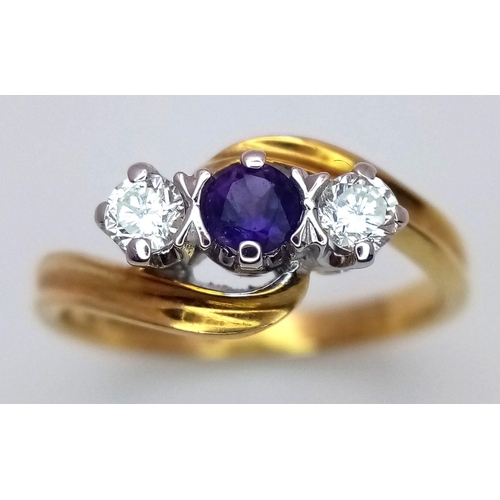 81 - AN 18K YELLOW GOLD DIAMOND & AMETHYST 3 STONE RING 0.20CT 3.1G TOTAL WEIGHT, SIZE I 1/2. Ref: SC 807... 