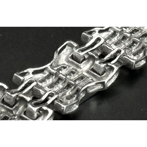 10 - A 9K White Gold Diamond Gate Bracelet. Nine, Four row diamond gates! 18cm. 33g total weight. Ref: 19... 