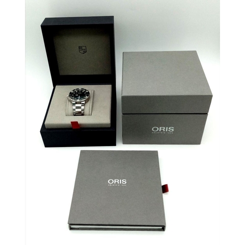 123 - An Oris Aquis Divers Automatic Watch. Stainless steel bracelet and case - 42mm. Vivid green dial wit... 