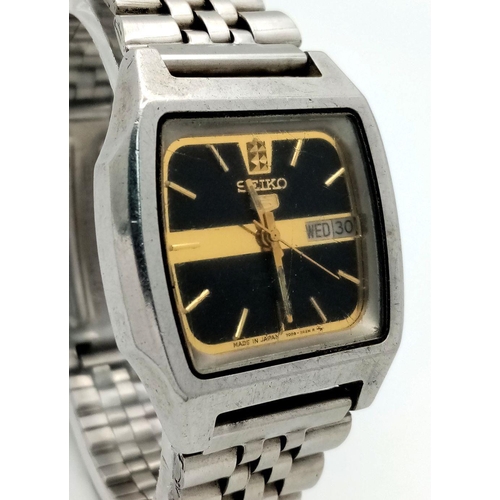 87 - A Vintage Seiko 5 Automatic Gents Watch. Stainless steel bracelet and case - 36mm. Black and gilded ... 