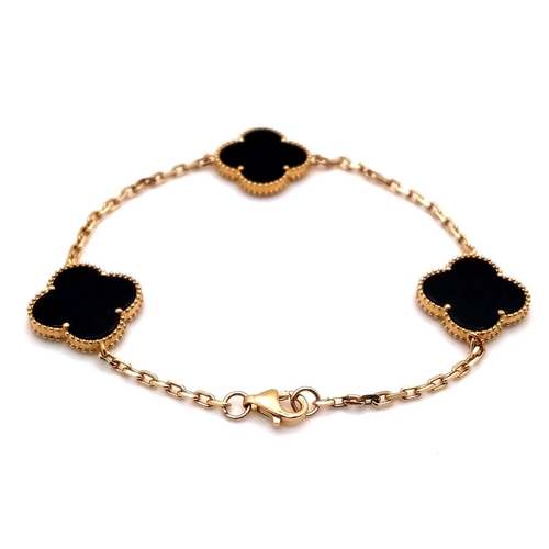 108 - An 18K Yellow Gold Black Onyx Lucky Clover Bracelet. 17cm. 
6.1g total weight. NLG93003