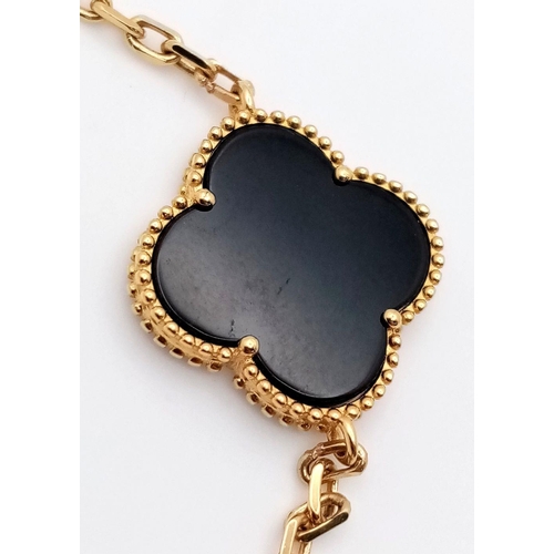 108 - An 18K Yellow Gold Black Onyx Lucky Clover Bracelet. 17cm. 
6.1g total weight. NLG93003