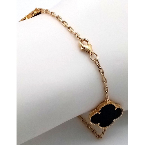 108 - An 18K Yellow Gold Black Onyx Lucky Clover Bracelet. 17cm. 
6.1g total weight. NLG93003