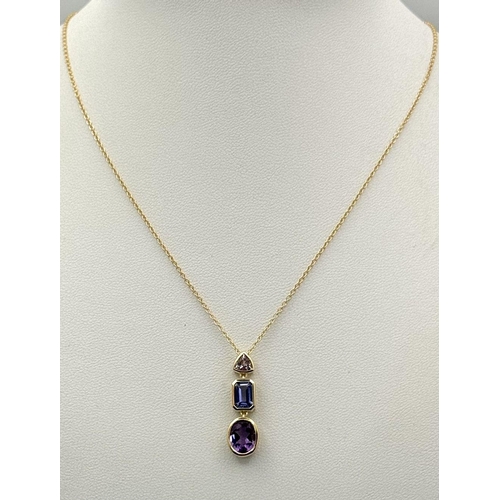 11 - AN 18K YELLOW GOLD TANZANITE & AMETHYST DROP PENDANT ON CHAIN 4.7G TOTAL WEIGHT, 48.5CM LENGTH. Ref:... 