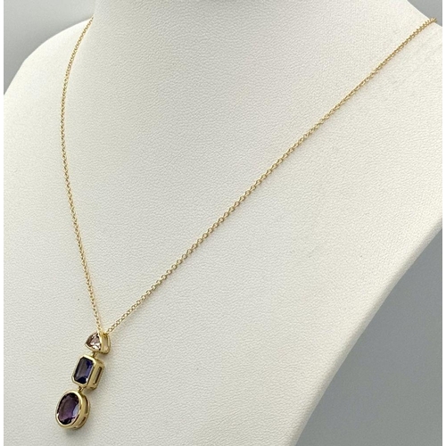 11 - AN 18K YELLOW GOLD TANZANITE & AMETHYST DROP PENDANT ON CHAIN 4.7G TOTAL WEIGHT, 48.5CM LENGTH. Ref:... 