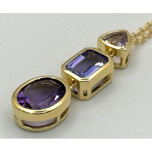 11 - AN 18K YELLOW GOLD TANZANITE & AMETHYST DROP PENDANT ON CHAIN 4.7G TOTAL WEIGHT, 48.5CM LENGTH. Ref:... 