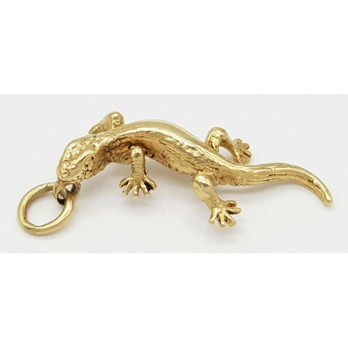 501 - A 9K YELLOW GOLD LIZARD CHARM 2.6G TOTAL WEIGHT, 2.5CM x 1CM. Ref: SC 8065