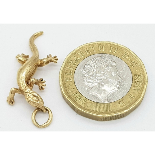 501 - A 9K YELLOW GOLD LIZARD CHARM 2.6G TOTAL WEIGHT, 2.5CM x 1CM. Ref: SC 8065