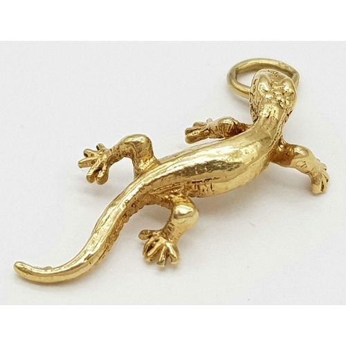 501 - A 9K YELLOW GOLD LIZARD CHARM 2.6G TOTAL WEIGHT, 2.5CM x 1CM. Ref: SC 8065