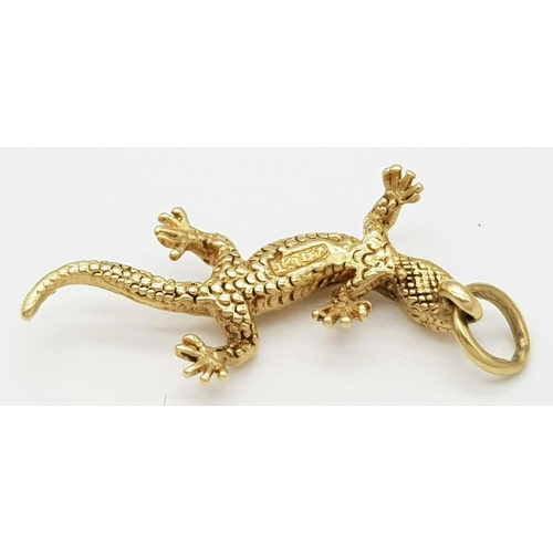 501 - A 9K YELLOW GOLD LIZARD CHARM 2.6G TOTAL WEIGHT, 2.5CM x 1CM. Ref: SC 8065