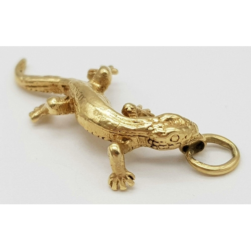 501 - A 9K YELLOW GOLD LIZARD CHARM 2.6G TOTAL WEIGHT, 2.5CM x 1CM. Ref: SC 8065