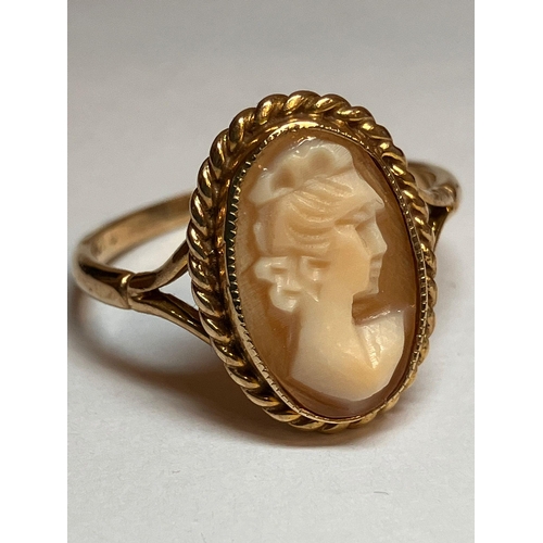 386 - Traditional  9 carat GOLD CAMEO RING. Having attractive GOLD ROPE SURROUND. 2.0 grams. Size N.