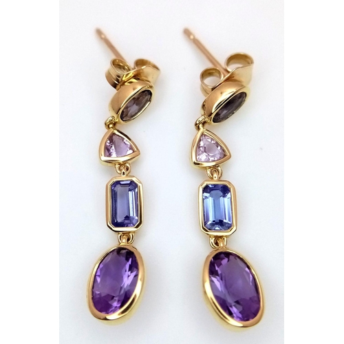 18 - AN 18K YELLOW GOLD TANZANITE & AMETHYST DROP EARRINGS 3.3G TOTAL WEIGHT, 2.5CM LENGTH. Ref: A/S 1178