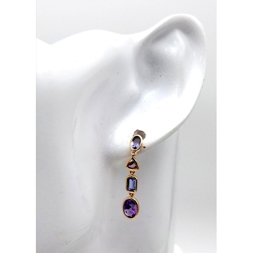 18 - AN 18K YELLOW GOLD TANZANITE & AMETHYST DROP EARRINGS 3.3G TOTAL WEIGHT, 2.5CM LENGTH. Ref: A/S 1178