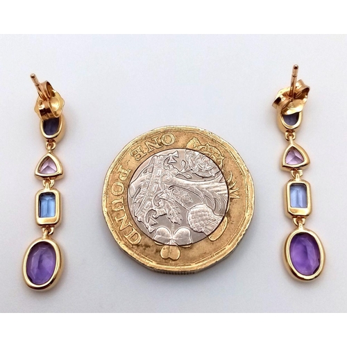 18 - AN 18K YELLOW GOLD TANZANITE & AMETHYST DROP EARRINGS 3.3G TOTAL WEIGHT, 2.5CM LENGTH. Ref: A/S 1178