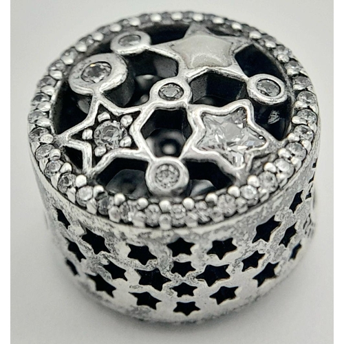893 - A PANDORA STERLING SILVER STONE SET STARS CHARM 2.5G TOTAL WEIGHT, 1CM DIAMETER. Ref: SC 8036