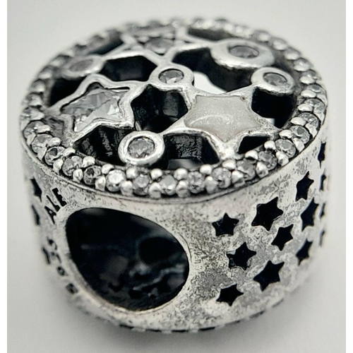 893 - A PANDORA STERLING SILVER STONE SET STARS CHARM 2.5G TOTAL WEIGHT, 1CM DIAMETER. Ref: SC 8036