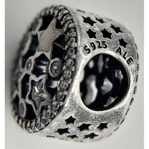 893 - A PANDORA STERLING SILVER STONE SET STARS CHARM 2.5G TOTAL WEIGHT, 1CM DIAMETER. Ref: SC 8036