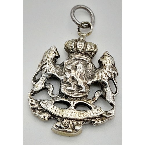914 - A STERLING SILVER BRITISH LION & UNICORN COAT OF ARMS 4.1G TOTAL WEIGHT, 1.5CM x 2CM. Ref: SC 8039