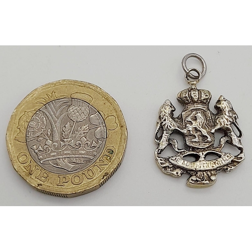 914 - A STERLING SILVER BRITISH LION & UNICORN COAT OF ARMS 4.1G TOTAL WEIGHT, 1.5CM x 2CM. Ref: SC 8039