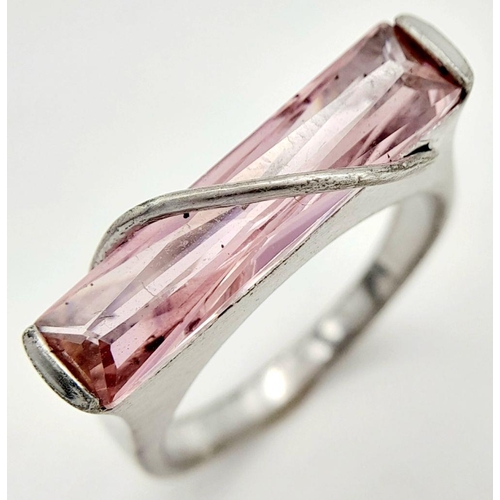 859 - A Vintage and Unique, Modernist Design, Sterling Silver Pink Tourmaline Set Ring Size P1/2. The Ring... 