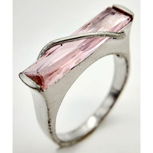 859 - A Vintage and Unique, Modernist Design, Sterling Silver Pink Tourmaline Set Ring Size P1/2. The Ring... 