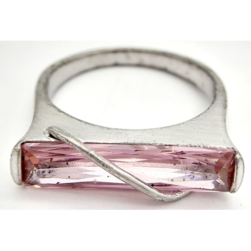 859 - A Vintage and Unique, Modernist Design, Sterling Silver Pink Tourmaline Set Ring Size P1/2. The Ring... 