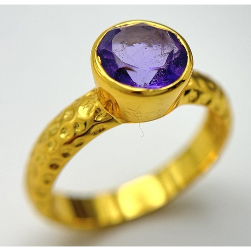 950 - A Unisex Sterling Silver Yellow Gold Gilt Amethyst Set Ring Size R. The Ring is Set with an 8mm Roun... 