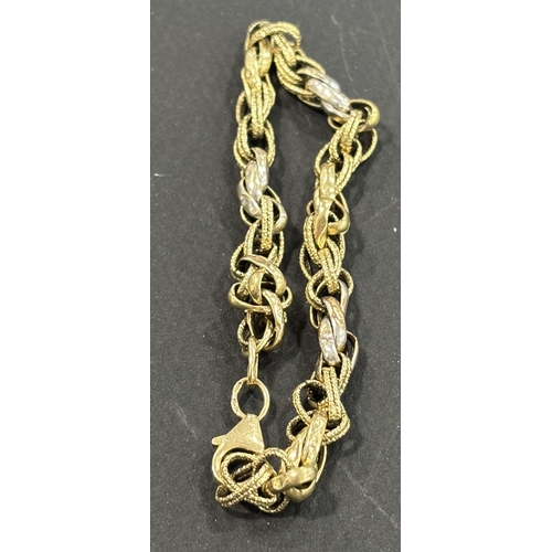 389 - A 14K Yellow Gold Bracelet. 5.4g.