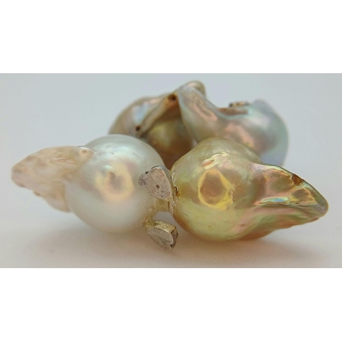 295 - A Fabulous Pair of 18K Yellow Gold, Pearl and Diamond Kissing Ducks Pendant! Splendid piece! 3cm. Vi... 