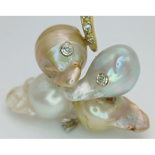 295 - A Fabulous Pair of 18K Yellow Gold, Pearl and Diamond Kissing Ducks Pendant! Splendid piece! 3cm. Vi... 