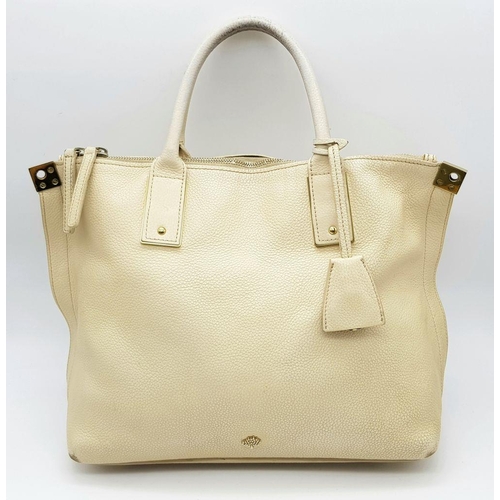 661 - A Mulberry Alice Zipped Leather Tote Bag. Neutral-toned leather exterior with gold-toned hardware, d... 