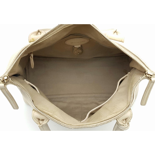 661 - A Mulberry Alice Zipped Leather Tote Bag. Neutral-toned leather exterior with gold-toned hardware, d... 