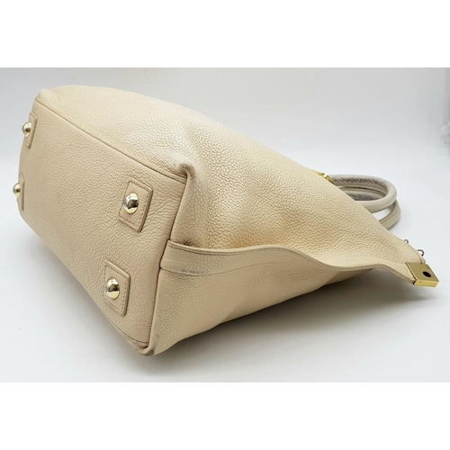 661 - A Mulberry Alice Zipped Leather Tote Bag. Neutral-toned leather exterior with gold-toned hardware, d... 